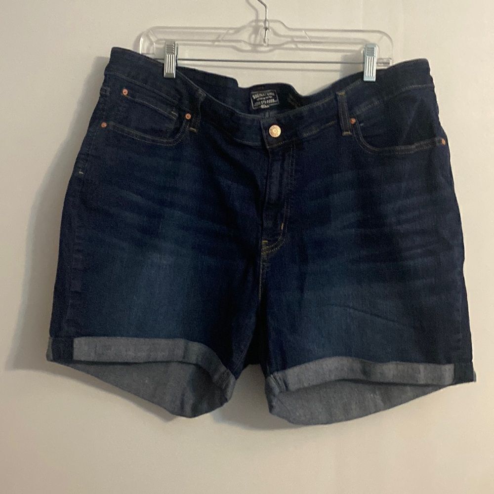 Signature by Levi Strauss Mid-rise Slim shorts, size 22